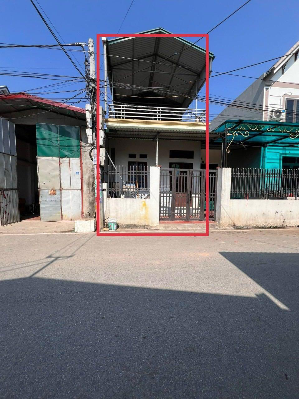 Hàng F0 dân cắt bán đường 2 ô tô tránh cách Vinhome 2-3 chỉ vài trăm mét tại Văn Giang – Hưng Yên