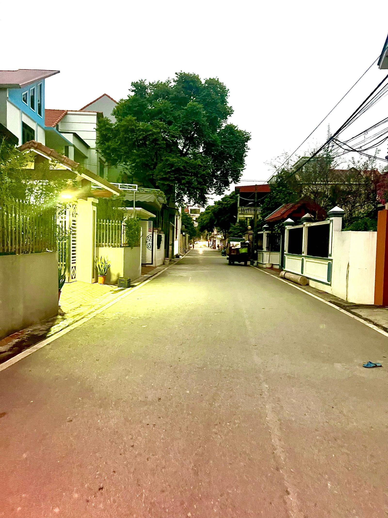 Hàng F0 dân cắt bán đường 2 ô tô tránh cách Vinhome 2-3 chỉ vài trăm mét tại Văn Giang – Hưng Yên